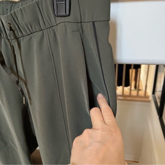 Lululemon On the Right Track Pant in Dark Olive Green 8 NWOT - Picture 11 of 12